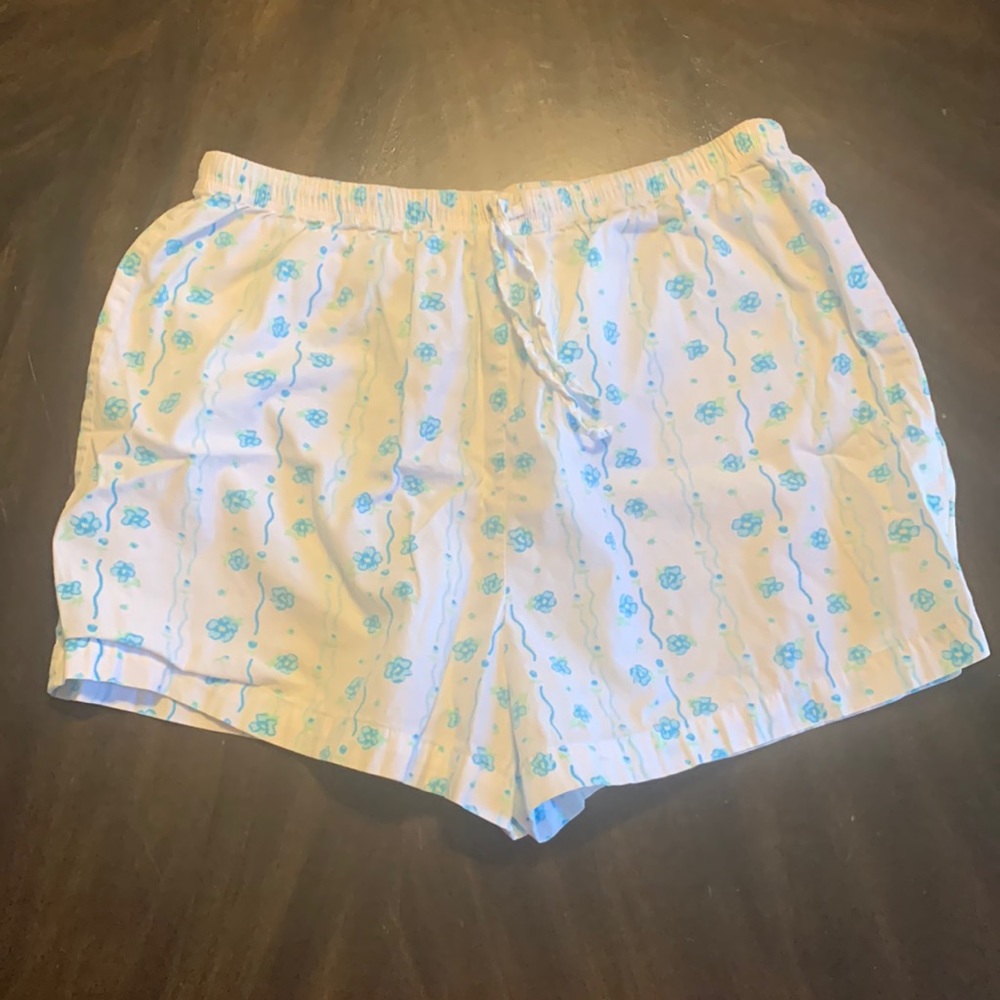 Secret treasures women’s loungewear/pajamas size medium white with flowers